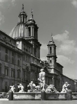 Brunnen vor der Kirche Sant Agnese