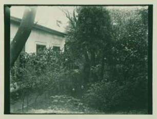 Johann Traugott in seinem Garten in Rummelsburg stehend