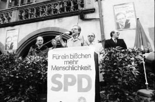 Freiburg: Wahlversammlung auf dem Rathausplatz, am Rednerpult, von unten, Eppler