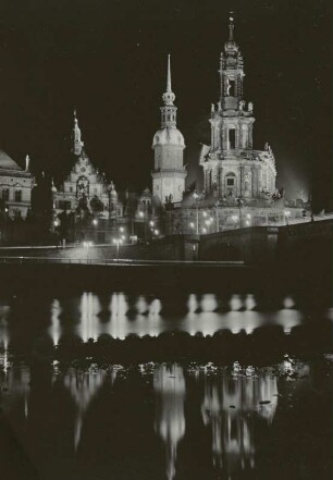 Dresden, Blick vom Neustädter Elbufer auf die Altstadt bei Nacht
