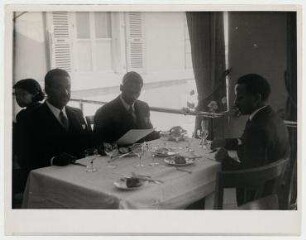 Mitglieder der abessinischen Delegation beim Lunch im Carlton Hotel in Genf. von links nach rechts: Mr. Medhen, Mr. Tezaz, Mr. Tarzas