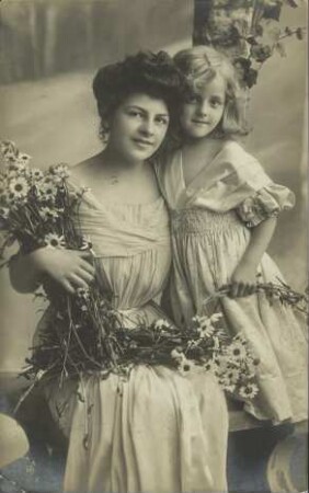 [Zwei Mädchen mit Blumensträußen]