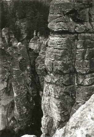 Sächsische Schweiz, Rathener Gebiet. Höllenhund. Seilschaft Ehrhardt Renger bei der 2. Begehung der Südostwand (VIIa [VIIIa]) unter dem 1. Ring (mit Doppelseil)