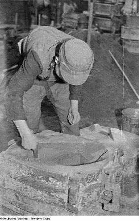Arbeiter mit Gußformen