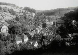 Ruhla, Stadtteil : Ruhla. Oberer Ortsteil mit Industriebetrieb. Blick vom Engestieghang über das Dornsen-Tal (von rechts) das Erbstromtal aufwärts nach Südosten