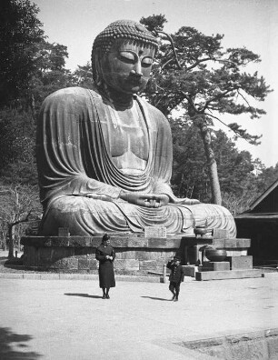 Großer Buddha (Daibutsu) : Großer Buddha (Daibutsu). Bronze; H. 11,4 m, Gewicht 93 t (1252 begonnen; Ōno-Gorōemon, Tanji-Hisatomo). Kamakura, Kōtoku-in