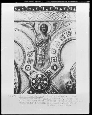 Schrein des heiligen Maurinus — Märtyrerdarstellungen, Kardinaltugenden und Heiligen mit Spruchbändern — Kardinaltugenden und Engel — Zwickelfigur: Engel