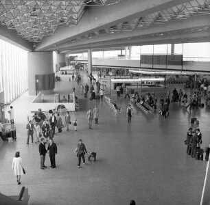 Frankfurt (Main). Flughafen. Terminal. Blick von einem erhöhten Standort in die Halle