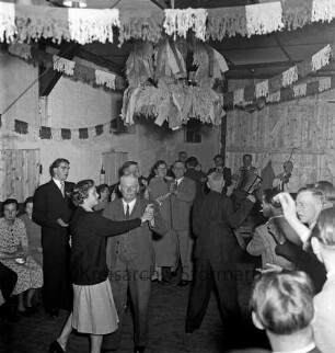 Gut Altfresenburg: Redderschmiede: Erntefest der Gutsverwaltung: Tanz
