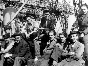 Hamburg. Hafen. Die Kohlenjumper, unentbehrliche Arbeiter, die die Dampfschiffe mit Kohle versorgen, bei ihrer wohlverdienten Mittagspause