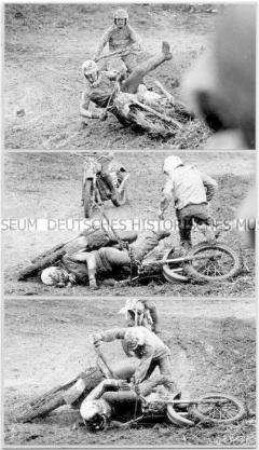 Zwei Motorradfahrer im Matsch bei einem Motorcross-Rennen (Altersgruppe 18-21)