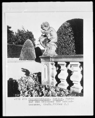 Putto auf dem Geländer der Schloßterrasse