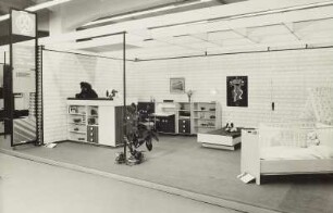Ausstellungskoje mit Möbeln des VEB Möbelkombinat "neuzera" Rathenow