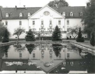 Bahnsdorf-Neudeck. Schloß (Landespolizeischule Brandenburg; 1521, 1711). Gartenfront mit Mittelrisalit (um 1910 verändert)