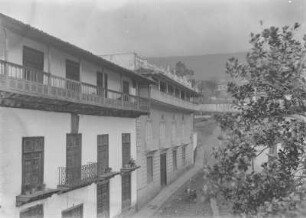 La Orotava : Eine Häuserzeile in La Orotava an einer gepflasterten Straße