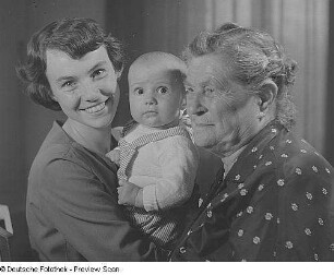 Familienporträt Oma, Enkelin mit Baby