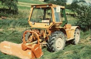 Fotografie: Umwelttechnik, Landschaftspflege, Mulchgerät, Frontanbau