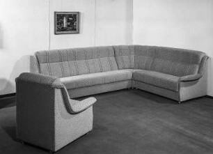 Sitzgruppe Violetta : Leipzig. Leipziger Herbstmesse, 1986. Sitzgruppe Violetta. Holz, Polsterung mit Mischgewebebezug, beige (1986; VEB Möbelwerke Erfurt)