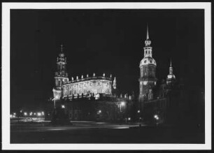 Dresden in Nachtbeleuchtung : Dresden-Altstadt. Theaterplatz mit Reiterstandbild König Johann von Sachsen. Blick gegen Katholische Hofkirche und Residenzschloss