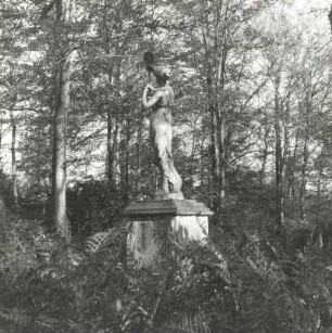 Lichtenwalde. Schloßpark mit Skulptur der Venus. Sandstein; überlebensgroß
