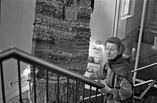 Rathaus: Ausstellungsaufbau im Treppenhaus mit Objekten von Edith Schaar: Künstlerin mit ihrem Webobjekt