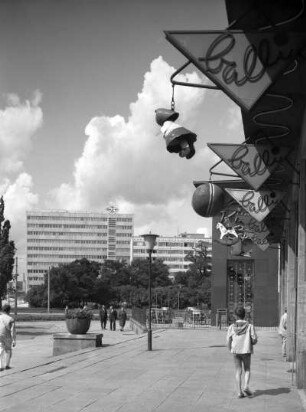 Dresden. Dr.-Külz-Ring, Blick nach Westen gegen Spielzeuggeschäft und Ringcafé