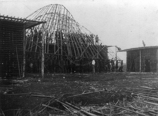 Construction d'une factorerie allemande (probablement une prairie)