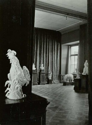 von links nach rechts: Paduaner Hahn, Büste des Hofnarren Fröhlich (Kirchner ?), Büste des Hoflustigmachers Schmiedel (Kändler), Ara (Kändler), Rhinoceros, Adler (Kändler), Statue Augusts III. (Kirchner, Kopf von Kändler, 1740/41)