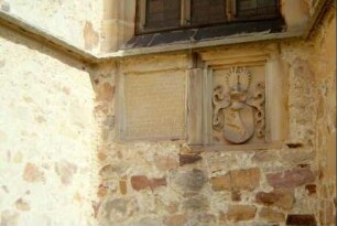 Wappen und Inschrifttafel (lateinisch) an der Südseite des Kirchenschiffs