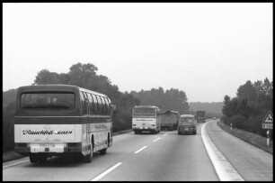 Lahr: Überholmanöver, Bus [Rauchfuß-Reisen], Lastwagen, PKW