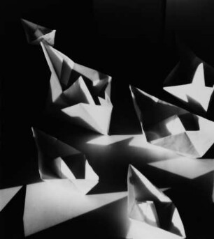 Stilleben. Schiffe aus Papier