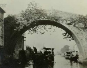 Suzhou, China. Alte Straßenbrücke über einen Kanal
