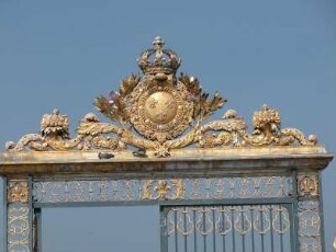 Gitter Eingangstor zum Schloss-Innenhof, königliches Wappen