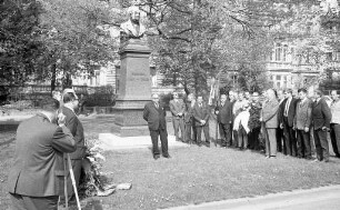 Ehrung des Freiherrn von Drais durch Kranzniederlegung am Carl-von-Drais-Denkmal.