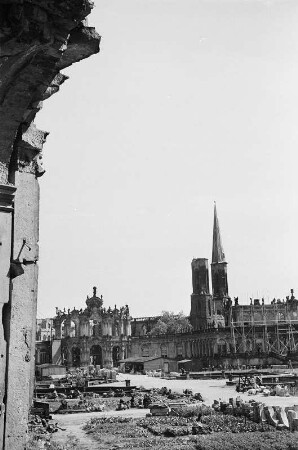 Zwinger. Blick gegen Glockenspielpavillon, Sophienkirche und Porzellanpavillon, 1947