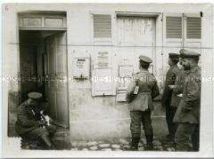 Deutsche Soldaten vor einer Schreibstube an der Westfront
