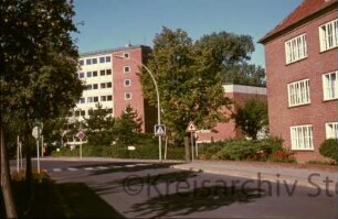 Erweiterungsbau "Hochhaus" [später Gebäude B]: Bildmitte Erweiterungsbau mit Kreistagssitzungssaal [später Gebäude C]: im Vordergrund Mommsenstraße, Bildmitte Kreuzung mit Reimer-Hansen-Straße