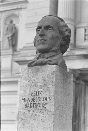 Büstendenkmal für Felix Mendelssohn-Bartholdy : Büstendenkmal für Felix Mendelssohn-Bartholdy. Bonze, Stein (1947; W. Arnold). Leipzig, Vorplatz des Gewandhauses
