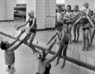 Hamburg-Eimsbüttel. Im Schwimmbad Hohe Weide lernen die Kleinsten schwimmen