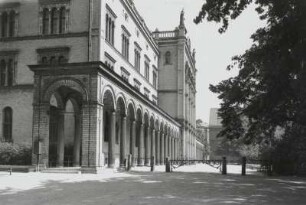 Königsberg, Universität : Königsberg (Kaliningrad/Russland). Universität. Haupteingangsseite, Fassade mit Denkmal Friedrich Wilhelms III (1851)