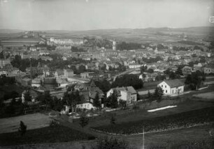 Markneukirchen, Stadtansicht : Markneukirchen. Teilansicht der Stadt mit Gaswerk und Stadtkirche St. Nikolai, Blick nach Nordosten