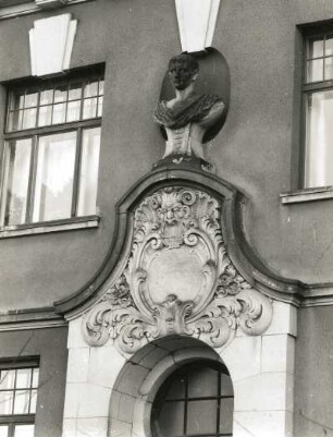 Dresden-Blasewitz, Käthe-Kollwitz-Ufer 79. Villa (um 1910). Portalbekrönung mit Kartusche und Büste