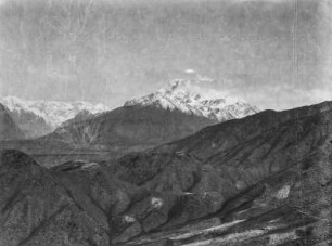 Gebirgslandschaft : Eine Gebirgslandschaft im Tian Shan Hochgebirge. Im Hintergrund schneebedeckte Gipfel