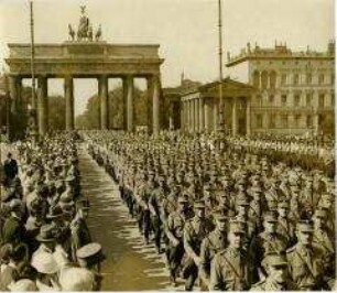 SA marschiert durch das Brandenburger Tor