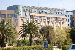 Airport Nizza - Hotel und Bürogebäude : Bürogebäude, Hote, am Internationalen Flughafen Nice Cote d`Azur in Nizza, aufgenommen 2006