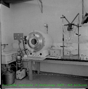 Harzvergießapparatur des Instituts für Experimentelle Kernphysik (IEKP)