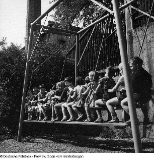 Kindergärten (Großschaukel, Beschäftigung, Spiel, Haare schneiden, Säuglinge)