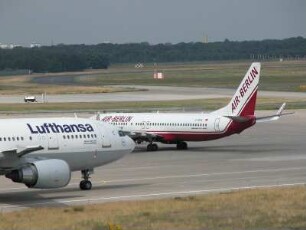 Berlin - Flughafen Tegel : Parkende Flugzeuge auf dem Vorfeld, aufgenommen 2004 am Flughafen Tegel in Berlin