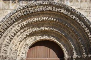 Frankreich. Poitou Charentes. Maritime. Saintes. Abbaye aux Dames. Turm der Abteikirche. Torbogen Portal