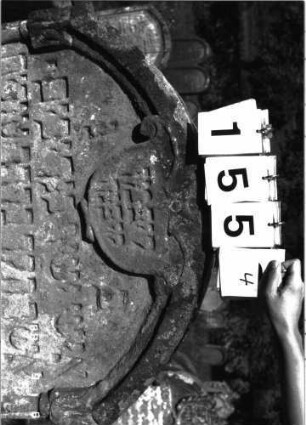 Grabstein 1554 (Index: 100097963) Maße HxBxT: 113x78x18 cm Symbolik: Schild: Grabstein 1554A